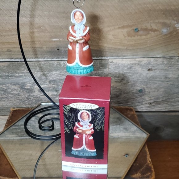 1993 Lady Daphne Dickens' Caroler Bell Ornament - Hallmark Special Edition - Picture 7 of 9